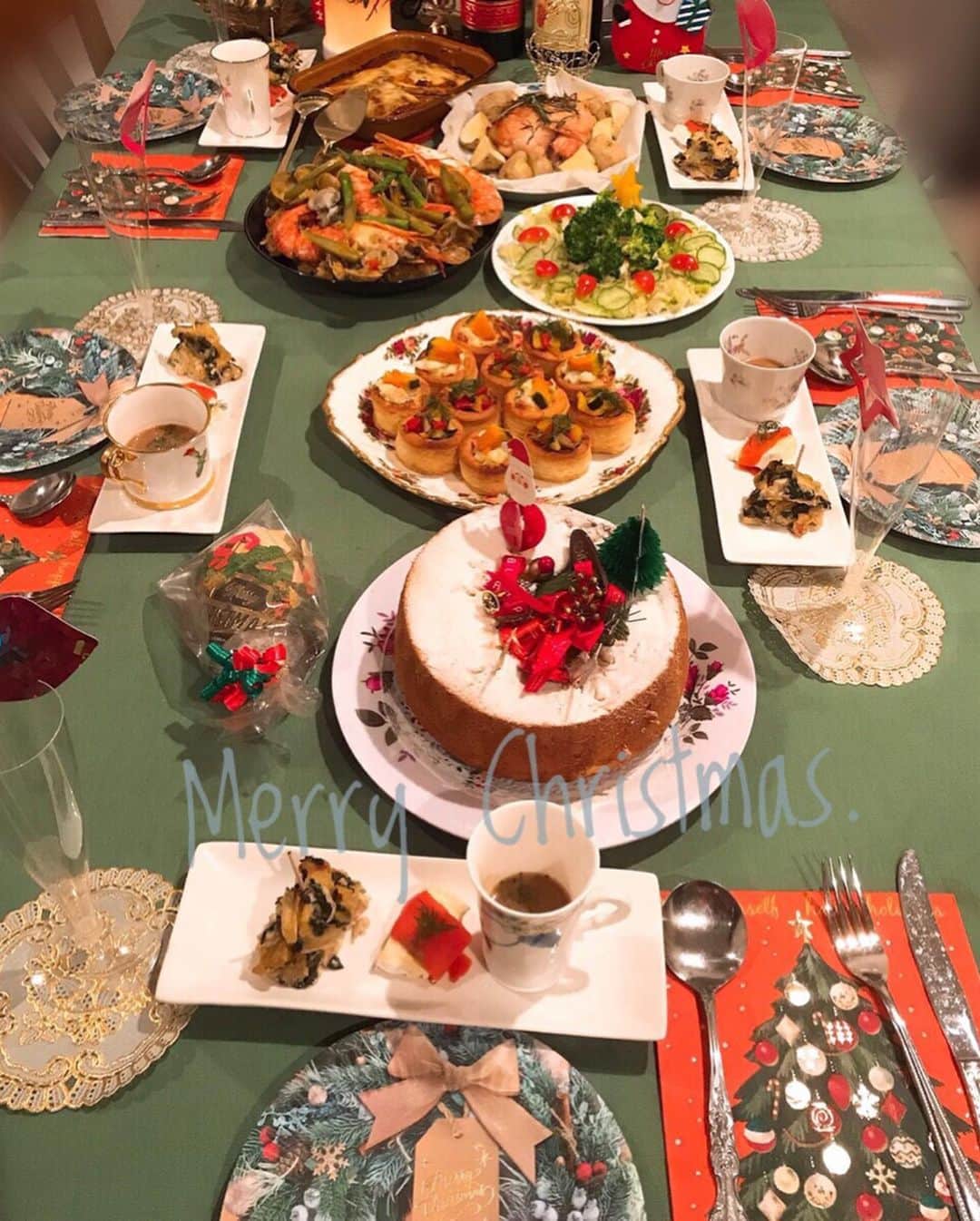 Erenaさんのインスタグラム写真 - (ErenaInstagram)「ワイン頂いたー😘🍷🍾✨ てことで実家でちょっと早めのX'mas PARTY🎉🥳 ラザニア,キッシュ,マロンスープ,チキン,ツリーサラダ,パエリア,オレンジシフォンケーキ,シュトーレンetc... みんなでAll handmade🍽  #x'mas#christmas#party#wine#red#handmade#family#chicken#cake#soup#vegetable#クリスマス#パーティー#全て手作り#栗#オレンジシフォンケーキ#シュトーレン#サンタワイン#パエリア#ラザニア#ツリーサラダ#早めのクリスマス#お料理一部#食べるの大変#悪戦苦闘しながら食べる」12月23日 10時45分 - o1.erena.1o_