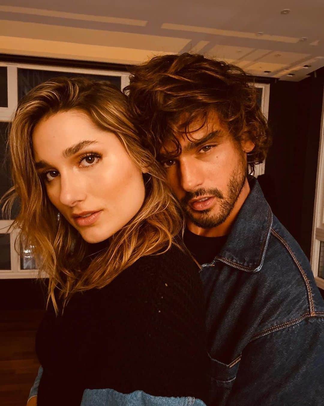 マーロン・テシェイラのインスタグラム：「—- Coming soon @forumoficial —- ✨ “Um lindo dia, com uma linda menina para uma linda campanha. 💫 com essa menina encantadora  @sashameneghel para @forumoficial 🤍👽✌🏽 —- 🎩...Peace&Light...♻️ —- #Forum #ComingSoon #2020 #GoodVibesOnly」
