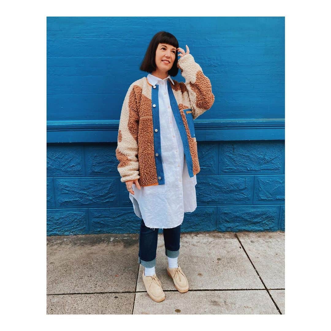 Melissa Santiagoのインスタグラム：「Fleece season in full swing featuring @sandyliang @nettlestudios @clarksoriginals and a brisk 50° San Francisco day. 📸: @bulius  #OOTD #ootdfashion #fitpic」
