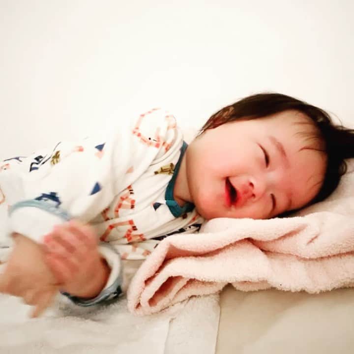 しほの涼のインスタグラム：「【速報】 #5ヵ月14日　で　#寝返り成功　💝 ただ戻れない😂😂 おめでとうね💕上手に出来たね🥰💕💕 パパもいる時で2人して感動した😌  #寝返り成功#寝返り記念日 #寝返り#寝返り成功 #嬉しいなぁ#子供の成長記録 #子供の成長に感動#子供の成長に感動した#寝起きに披露#赤ちゃんのいる生活」