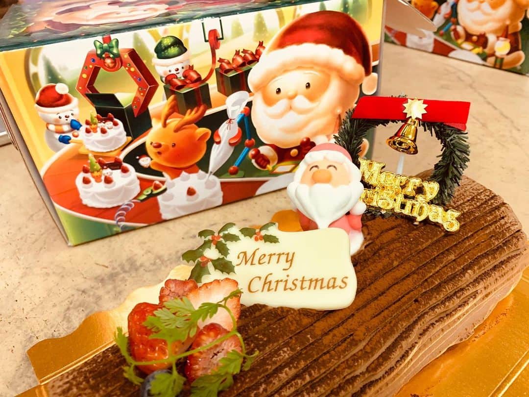 カフェ ジョルジオ 金沢さんのインスタグラム写真 - (カフェ ジョルジオ 金沢Instagram)「クリスマスケーキ🎂 今年もがんばっております❗️ #クリスマス　#クリスマスケーキ　#ブッシュドノエル　#ガトーショコラ」12月23日 10時51分 - caffe_giorgio