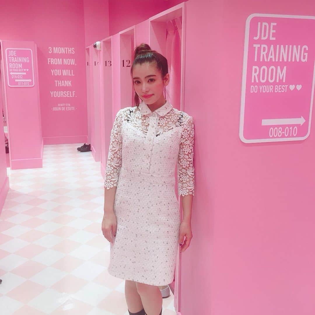 中村かなさんのインスタグラム写真 - (中村かなInstagram)「名古屋パルコにある @jibunde_esute  @jibundeesute_channel  に行ってきました💗💗💗 ・ 店内がピンクでかわいすぎる💗🥺 年末食いしん坊なお腹もすぐにくびれができて助かります🤣🙏 ・ ・ ★体験無料¥0予約なし ★12/15に神戸マルイ店、4月にルクア大阪店NEWオープン！ ☆ジムのように毎日でも通える✨通いたい放題会員5980円〜 ・ ・ ・ ・ #じぶんdeエステ #じぶんde女子 #セルフエステ #エステ通い放題  #ダイエット #名古屋 #名古屋エステ #大阪 #ルクア大阪 #神戸 #神戸マルイ #ピンク #nagoya #pink #名古屋パルコ #インスタ映え #kawaii #美容 #美容好き #美容好きな人と繋がりたい」12月23日 11時02分 - k777pime