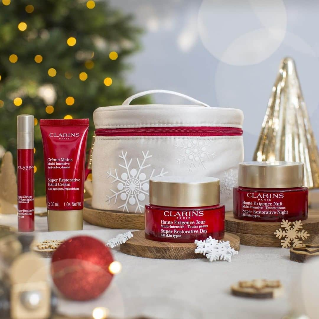 Clarins Canadaさんのインスタグラム写真 - (Clarins CanadaInstagram)「It’s Holiday time and the giving is easy…Find the perfect gifts for all the Clarins lovers in your life.🎁 ⁣__________ ⁣C’est le temps des Fêtes et il fait plaisir d’offrir…Trouvez le cadeau parfait pour tous les amoureux de Clarins qui vous entourent.🎁 ⁣. ⁣. ⁣. ⁣#Clarins #ChristmasWithClarins #ChristmasGift #Skincare # SuperRestorative」12月23日 11時00分 - clarinscanada