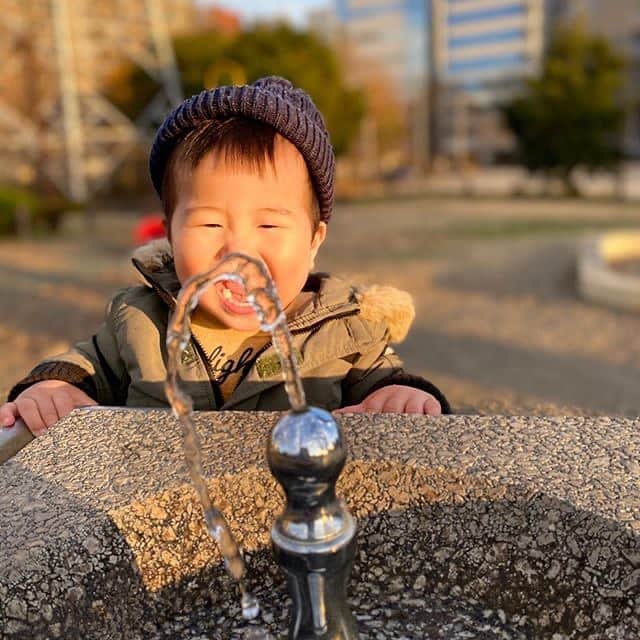 森永乳業#親ばかグランプリ【公式】のインスタグラム：「🍼今週の#チュウチュウごくごく選手権 🥤﻿ ﻿ －－－－－－－－－－－－－－－－－－﻿ @happy86baby﻿ はじめて公園の水道で飲んでみた✨﻿ ・﻿ 最近水道から飲むのにハマってる﻿ ・﻿ 成長なんだろうけど﻿ ・﻿ 服ビチャビチャになるから…﻿ ・﻿ 外ではやめてほしいのが母の本音w﻿ －－－－－－－－－－－－－－－－－－﻿ ﻿ 子どもにとって、はじめての体験は全部がワクワク💓﻿ びしょ濡れになっちゃうかもしれないけど…ママ許してね👶🏻﻿ ﻿ みなさまも、「#チュウチュウごくごく選手権 」と「#おでかけ代表」または「#おうち代表」を付けてご参加ください🎵﻿ 詳しくは、プロフィールのリンクをCHECK😉﻿ @morinaga_chuchu_gokugokucp﻿ ﻿ ※リグラム掲載による商品当選との関係はございませんので、予めご了承ください。﻿ ﻿ #森永乳業 #チュウチュウごくごく選手権 #おでかけ代表 #おうち代表 #キャンペーン﻿ #子ども #子供 #こどものいる暮らし﻿ #はぐくみ #やさいジュレ #うるジュレ #こどミル」