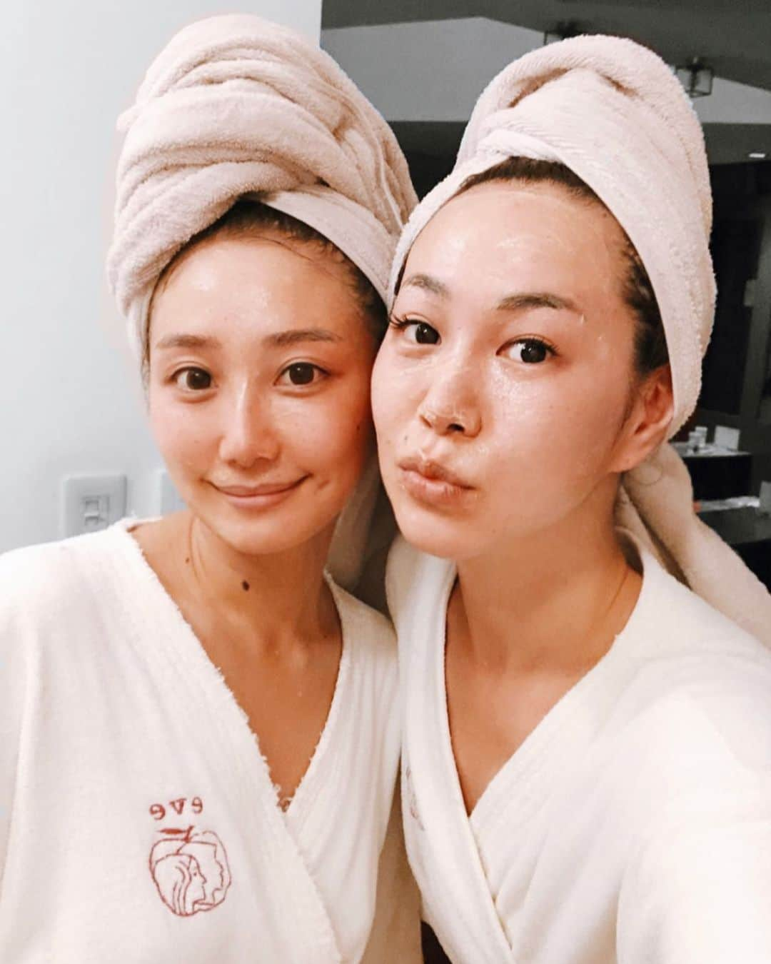 Icumi Oohamaさんのインスタグラム写真 - (Icumi OohamaInstagram)「Body Maintenance. . 身体の大掃除をしにadam・eveへ🧖‍♀️. . 熱々のお風呂に浸かって岩盤浴入ってアカスリして、参鶏湯食べてサウナ入って経絡マッサージ✨. . 年末のアカスリは絶対にやりたくて！. 今年の汚れは今年のうちに❤︎. . ボディのアカスリやったら顔もやりたくなって、朱音ちゃんのスクラブ借りてやったらめっちゃくちゃツルンツルンに✨あれ絶対買おうっと♪ 2枚目の写真はスクラブつけてるとこです☺︎」12月23日 11時06分 - icumi___