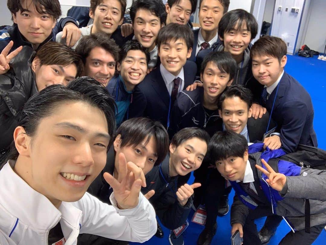 のインスタグラム：「龍樹くんのTwitterより✨  羽生さんの自撮りで全日本男子集合最高😭❤️ ありがとうございます😭 #羽生結弦 #yuzuruhanyu #figureskating #figureskater」