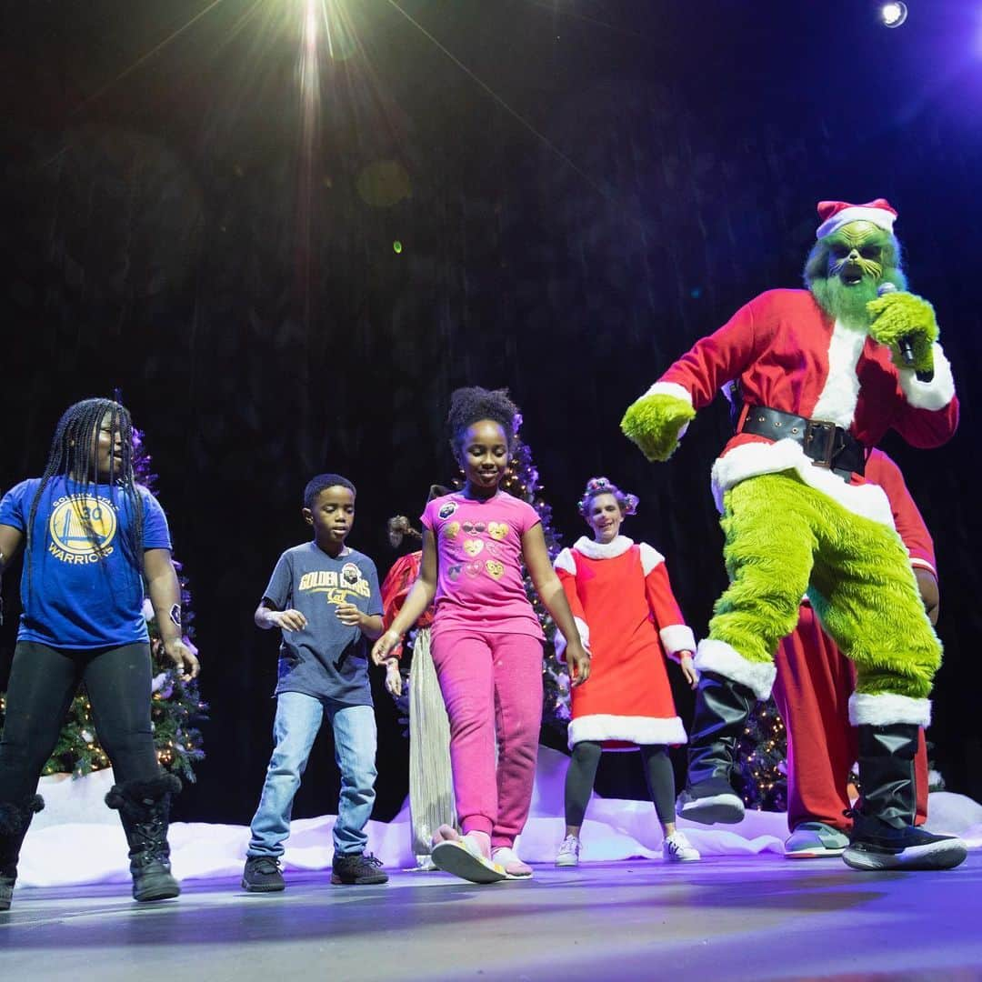 ステフィン・カリーさんのインスタグラム写真 - (ステフィン・カリーInstagram)「Grinch love the kids!!! Thanks again to everyone that help make this happen - @rakuten @chase @underarmour @warriors! #christmaswiththecurrys」12月23日 11時08分 - stephencurry30