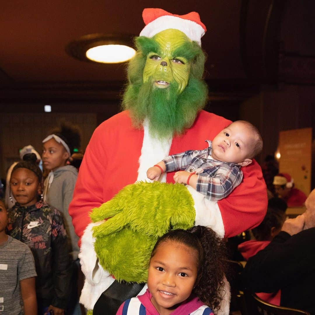 ステフィン・カリーさんのインスタグラム写真 - (ステフィン・カリーInstagram)「Grinch love the kids!!! Thanks again to everyone that help make this happen - @rakuten @chase @underarmour @warriors! #christmaswiththecurrys」12月23日 11時08分 - stephencurry30