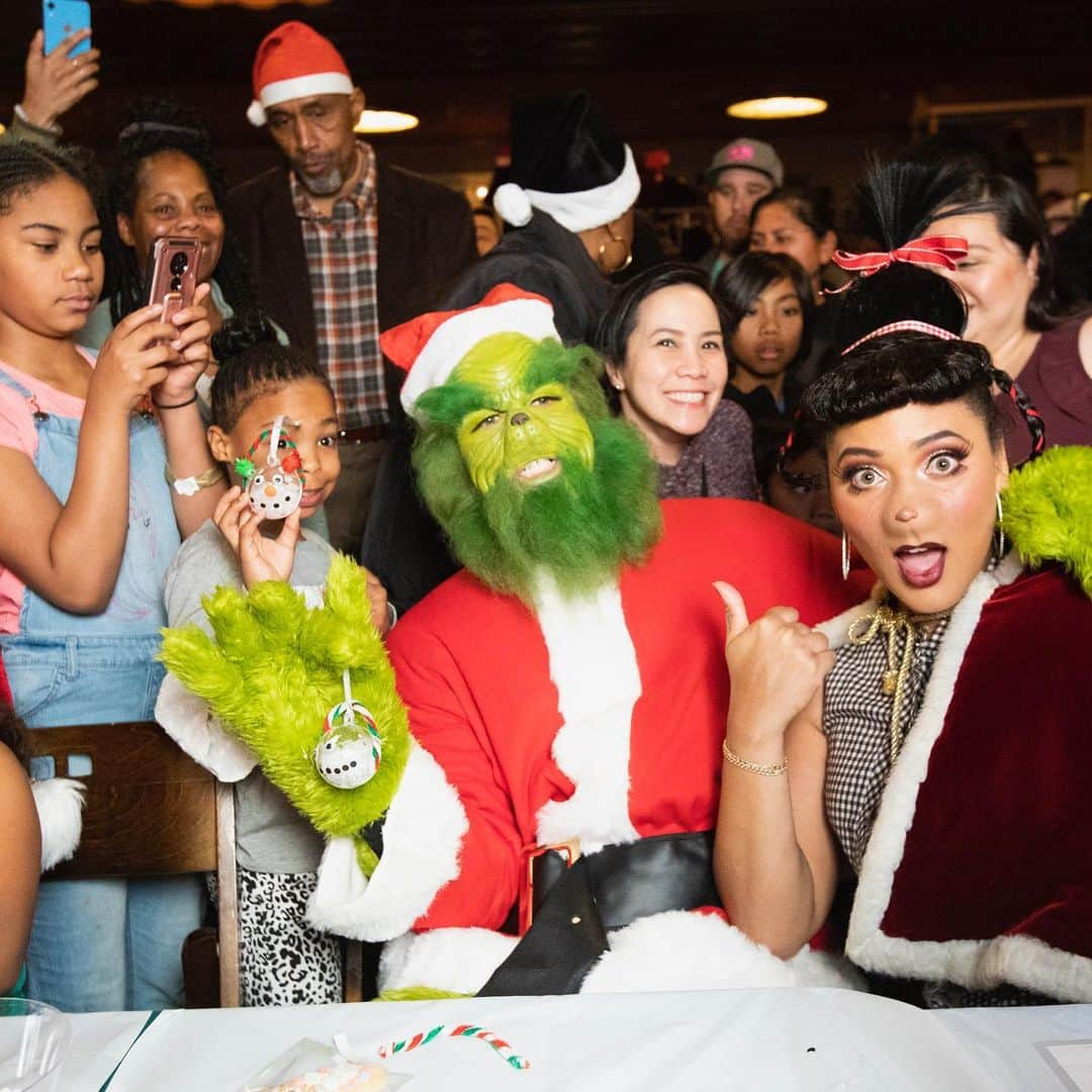 ステフィン・カリーさんのインスタグラム写真 - (ステフィン・カリーInstagram)「Grinch love the kids!!! Thanks again to everyone that help make this happen - @rakuten @chase @underarmour @warriors! #christmaswiththecurrys」12月23日 11時08分 - stephencurry30