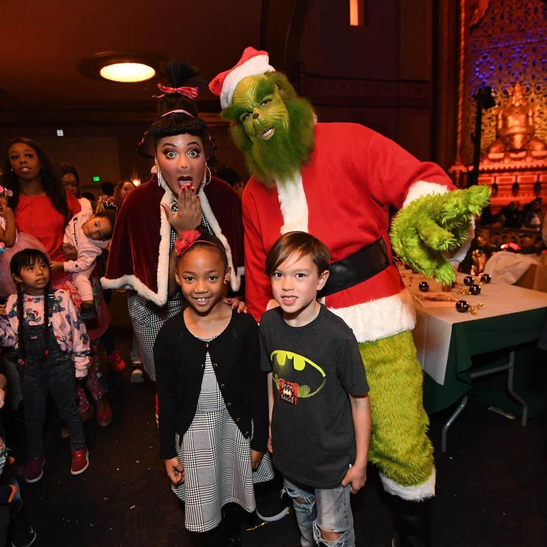 ステフィン・カリーさんのインスタグラム写真 - (ステフィン・カリーInstagram)「Grinch love the kids!!! Thanks again to everyone that help make this happen - @rakuten @chase @underarmour @warriors! #christmaswiththecurrys」12月23日 11時08分 - stephencurry30