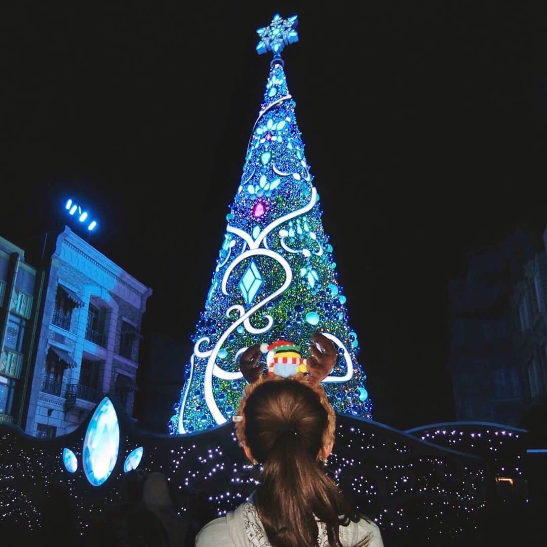 のインスタグラム：「*﻿ ﻿ 皆さんクリスマスは﻿ どのように過ごすのかな〜🎄✧﻿ ﻿ わたしは2週間の冬休みを﻿いただいたので、 これから飛び立ちます🛩💭﻿ 今年はどこにいくでしょうか？💕﻿ 初めての場所にわくわくっ。﻿ ﻿ 乗り継ぎも含めて13時間ほどの﻿ 空の旅にいってきまーす👋🏻♬♩﻿ ﻿」