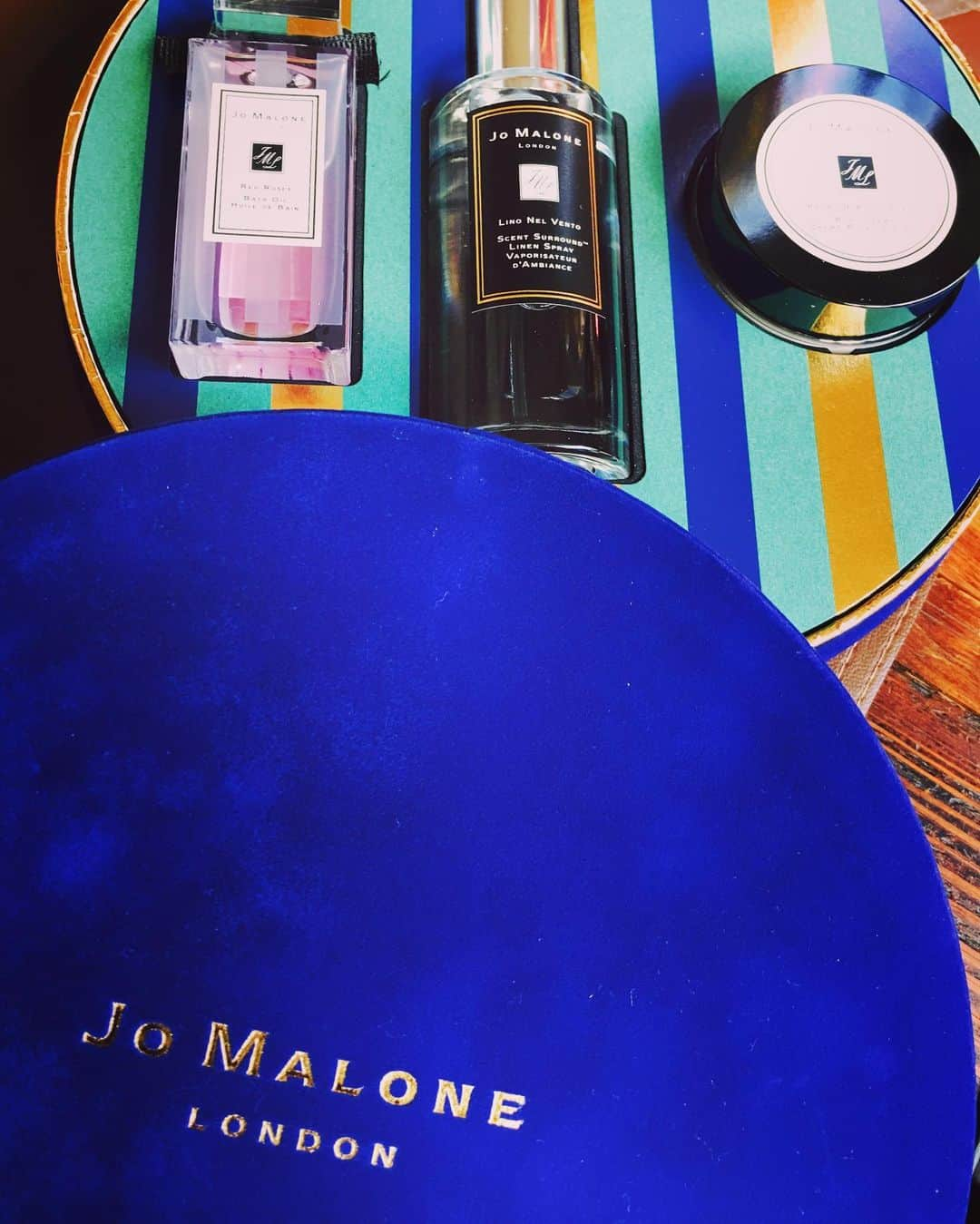 湯江タケユキさんのインスタグラム写真 - (湯江タケユキInstagram)「お風呂やリネンやボディの香り #jomalone#jomalonelondon #バスオイル#リネンオイル #ボディクリーム 香りの贈り物 頂きました、 パッケージも  可愛い！」12月23日 11時23分 - takeyukiyue