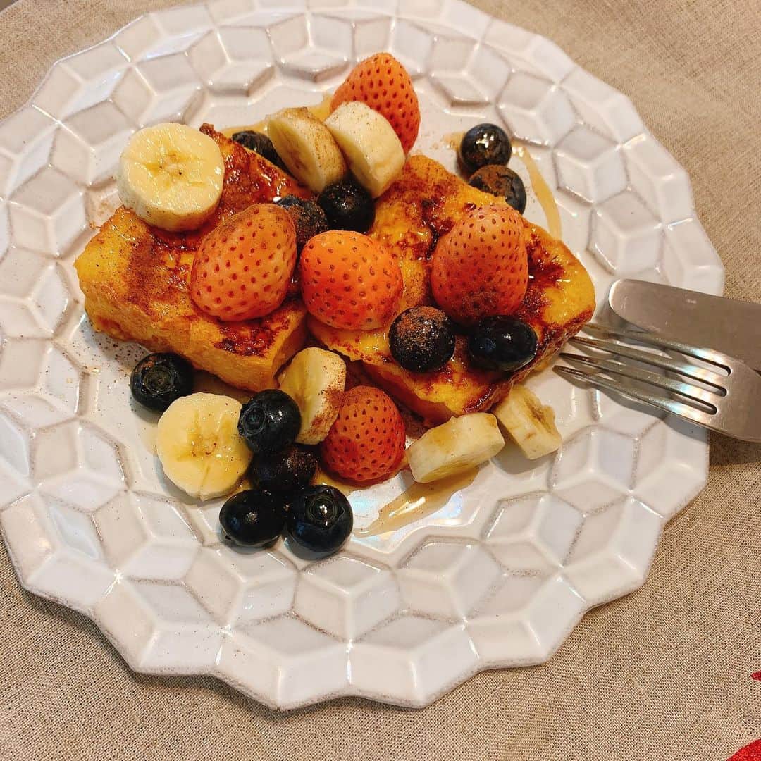 Ennaさんのインスタグラム写真 - (EnnaInstagram)「Viking bakeryの一斤食パンを頂いたので、フルーツを載せてフレンチトースト🌞✨ さてさて、パーティの支度🌲❄️🎁🌛 #フレンチトースト #パン美味しかった」12月23日 11時24分 - enna_81