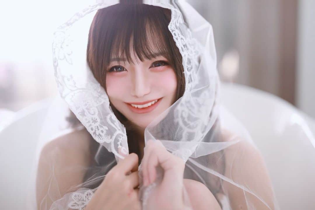 優月心菜さんのインスタグラム写真 - (優月心菜Instagram)「どうしたの？そんな顔して 君って面白いんだね  #夜かわいい #よるかわいい #レース #君と2人 #ベール #自然光 #ポートレート #笑顔 #被写体 #japanesegirl  #kawaii  #ファインダー越しの私の世界」12月23日 11時24分 - yuzuki_cocona