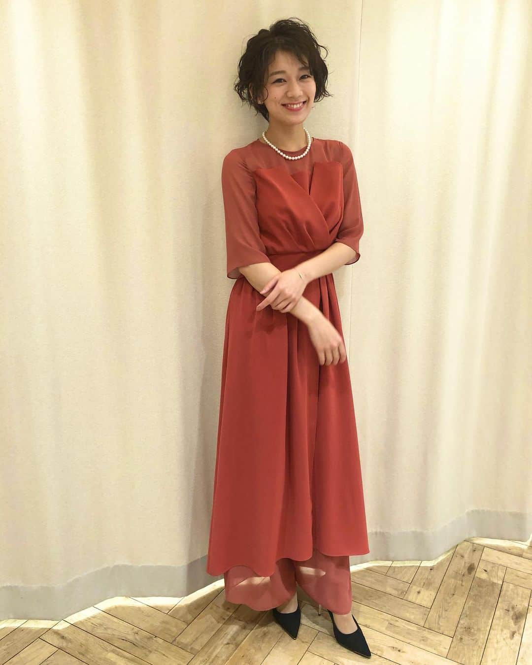 佐藤美希さんのインスタグラム写真 - (佐藤美希Instagram)「先日初めて友人の結婚式へ💍 素敵な時間だったな〜 新郎新婦ともに高校の同級生！ 同窓会のような懐かしいメンバーが揃っていました🥰 改めて、おめでとう㊗️🎉 @ori_by_chouori さんのオレンジのレイヤードセットアップドレスに母から貰ったパールのピアスとネックレス！ ドレスはロングドレスに見えて、トップスとシフォンパンツに分かれているからとっても着やすくてラインも綺麗に見えるもの👗 パールはなかなか使う日がこなかったけれどやっとつけられました💕一生ものなので大事に使います✨  #友人の結婚式  #結婚式 #oribychouori #パーティードレス #お呼ばれスタイル #髪は巻き巻きに」12月23日 11時27分 - satomiki0626