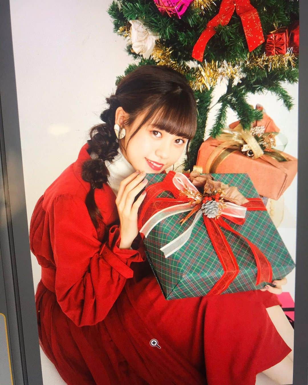 阿部菜々実のインスタグラム：「クリスマスバージョンの生写真🤶🎁💝 ＜ランダム生写真5枚1セット＞ 12/24（火）15:00より 公式ショップにて予約受付開始します💫  現場販売も24日15時からです❗️」