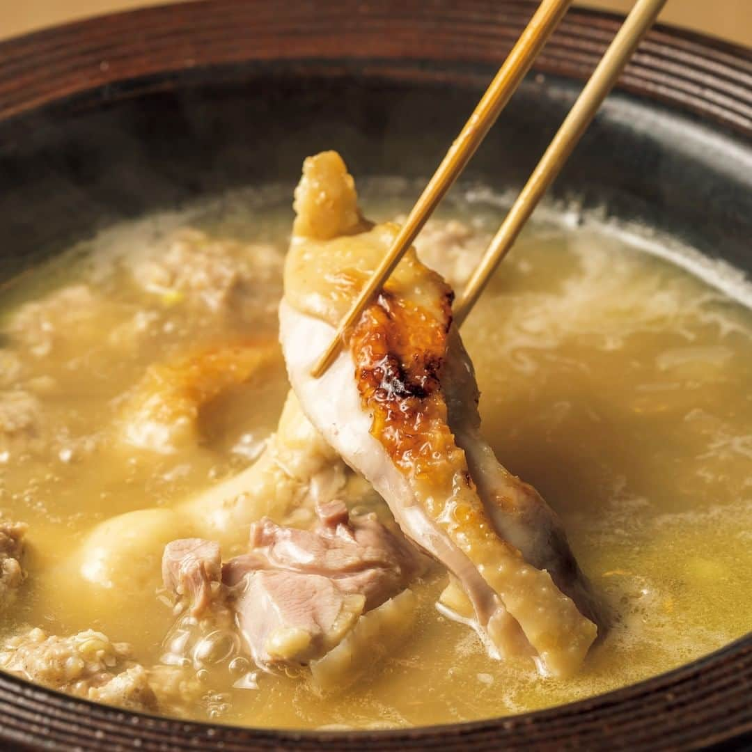 東京カレンダーさんのインスタグラム写真 - (東京カレンダーInstagram)「焼き鳥も水炊きも超一流の味わい⠀⠀⠀⠀⠀⠀⠀⠀⠀ 伊達鶏の歯ごたえと濃厚な旨味は一度体験したら忘れられなくなる。⠀⠀⠀⠀⠀⠀⠀⠀⠀ オーダーして作った水炊き鍋に入るスーブともも肉、焼いた手羽先、つくねからなる伊達鶏の水炊きセット。⠀⠀⠀⠀⠀⠀⠀⠀⠀ 「水炊きのスープは時間がずれるだけですぐ表情が変わってしまう」と店主の土屋さんは話す。⠀⠀⠀⠀⠀⠀⠀⠀⠀ 常に鶏の個体差に合わせ緻密にスープを仕上げている。つくねはもも、軟骨、長ネギというシンプルな内容ながら深い味わい。⠀⠀⠀⠀⠀⠀⠀⠀⠀ もも肉の表面を炙っているのは食感の違いを出すためで、焼き目の香ばしさもいいアクセントとなっている。⠀⠀⠀⠀⠀⠀⠀⠀⠀ 「水炊きコース」￥7,000⠀⠀⠀⠀⠀⠀⠀⠀⠀ .⠀⠀⠀⠀⠀⠀⠀⠀⠀ ★東カレ編集部推しポイントや、コースの詳細、店内の様子は⠀⠀⠀⠀⠀⠀⠀⠀⠀ 『月刊誌　東京カレンダー2020 2月号、日常を豊かにする店』にて⠀⠀⠀⠀⠀⠀⠀⠀⠀ .⠀⠀⠀⠀⠀⠀⠀⠀⠀ ★この企画について⠀⠀⠀⠀⠀⠀⠀⠀⠀ 【日常を豊かにする店】⠀⠀⠀⠀⠀⠀⠀⠀⠀ 予約の取れないハイエンドなレストランばかりを追うことに疲れた…。⠀⠀⠀⠀⠀⠀⠀⠀⠀ そんなあなたには、毎日でも行きたくなる！美味しい料理と気楽な雰囲気で、⠀⠀⠀⠀⠀⠀⠀⠀⠀ 価格とクオリティを両立した「日常を豊かにする店」をお勧めしたい。⠀⠀⠀⠀⠀⠀⠀⠀⠀ .⠀⠀⠀⠀⠀⠀⠀⠀⠀ 【今回ご紹介したレストラン情報】⠀⠀⠀⠀⠀⠀⠀⠀⠀ 店名▷ #鳥とみ  エリア▷ #三軒茶屋#池尻大橋⠀⠀⠀⠀⠀⠀⠀⠀⠀ 電話▷03-6805-5283⠀⠀⠀⠀⠀⠀⠀⠀⠀ 住所▷世田谷区池尻1-11-8 ワコーハイム1階⠀⠀⠀⠀⠀⠀⠀⠀⠀ .⠀⠀⠀⠀ .⠀⠀⠀⠀⠀⠀⠀⠀⠀ #東京カレンダー #Tokyocalendar#東カレ #2019年間違いなかった店#日常を豊かにする店#東京グルメ ⠀⠀⠀⠀⠀⠀⠀⠀⠀ #有名店#東京美食 #tokyofood #tokyoeats #japaneats #三茶グルメ　#三軒茶屋グルメ⠀⠀⠀⠀⠀⠀⠀⠀⠀ #ベストレストラン #ベストグルメ⠀⠀⠀⠀⠀⠀⠀⠀⠀ #話題の店 #映えスポット #デートプラン ⠀⠀⠀⠀⠀⠀⠀⠀⠀ #鍋#鍋料理#水炊き#鶏白湯#焼鳥#鶏料理」12月23日 11時30分 - tokyocalendar