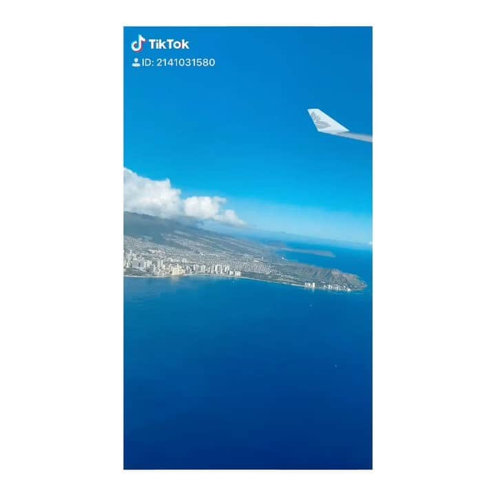 のインスタグラム：「ハワイの動画詰め合わせてみた🌺 いいところだったなぁー🏄‍♀️✨ ‪ちなみに今年のホノルルマラソンは12.8でしたが、1941.12.7(日本時間8日)は真珠湾攻撃の日だったらしい。‬ ‪気軽に行ける、現地の日本語対応、綺麗すぎる景色、など、後から動画を見て振り返ると考えることがいろいろあった💡 楽しい、だけではなくて海外レースは日本とその土地の関わりや歴史を知ることも大切。 ‬ #ハワイ #ホノルル #japan #marathon #runner #trip #ハワイ旅 #世界を走る #ホノルルマラソン」