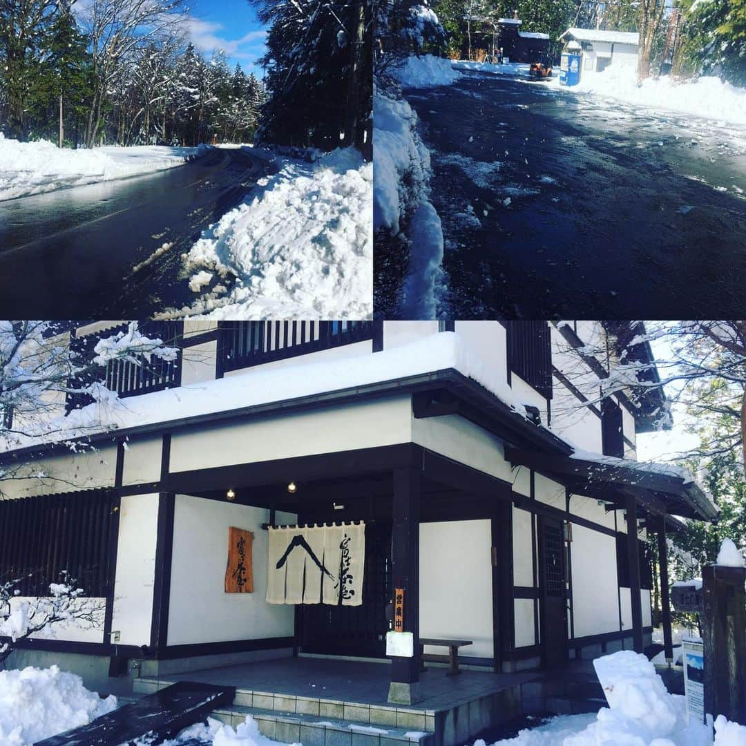 ほうとう 富士の茶屋のインスタグラム：「雪夜明けて今日は晴天❄️☀️道路も駐車場も使えますので当店までは普通にこられます。 ただ道によっては多少雪が多いのでスタッドレスタイヤがあるとより安全かと思います。  いつも駐車場を機械で雪かきしてくれる方、夜中まで雪かきしてくれる土建屋さん。本当にありがとうございます！！ #ほうとう#富士の茶屋#農家#hototo#冬#雪かき#ありがとう#ございます#近く#ふじてん#ふじてんスノーリゾート #富士急ハイランド#すばるランド#富士山#富士山5合目#忍野八海#山中湖#河口湖」