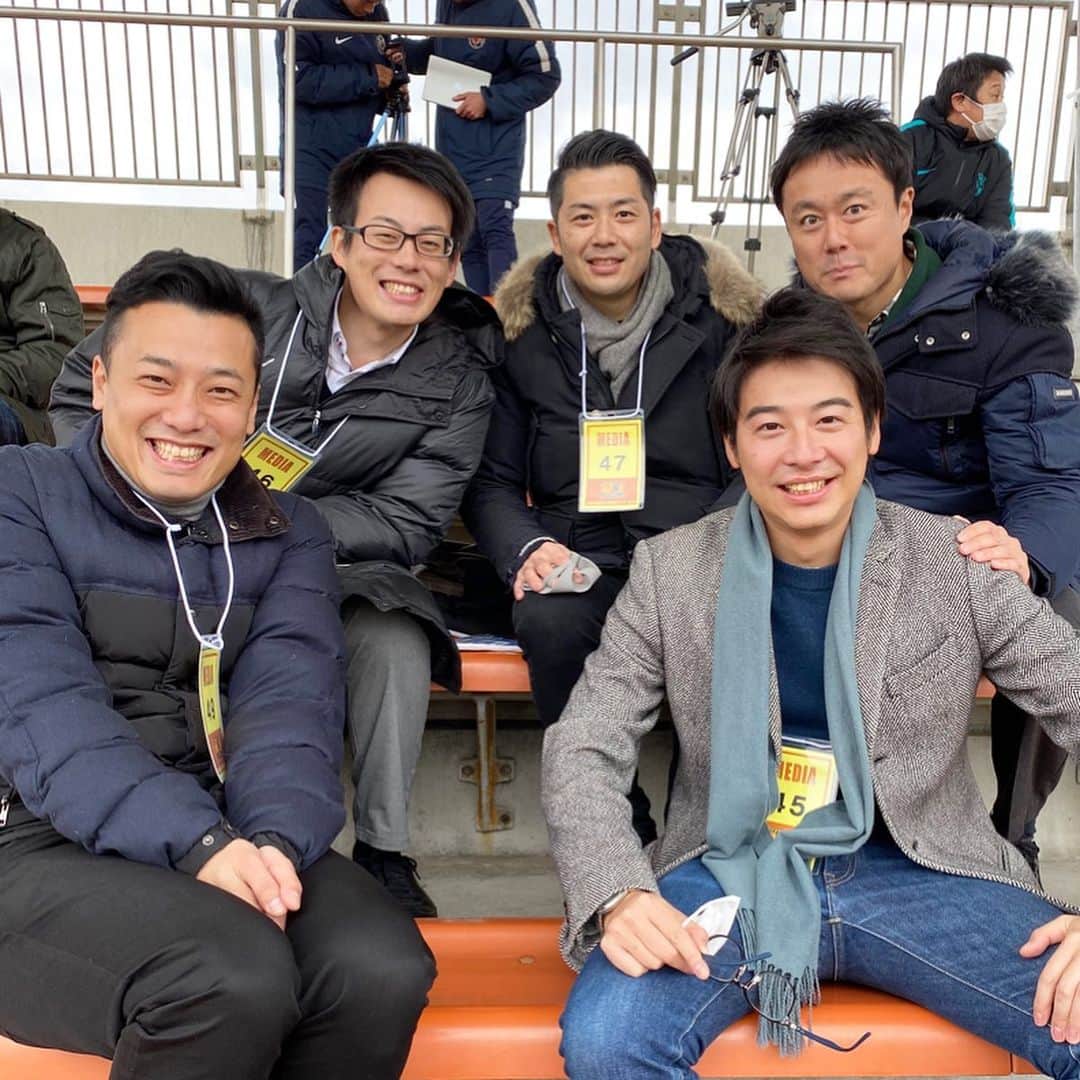 本野大輔のインスタグラム：「第98回全国高校サッカー選手権 開幕まであと一週間。  埼玉の昌平高校と、群馬の前橋育英高校の取材へ。 二大会前全国制覇、前橋育英の取材では、地元群馬テレビの小松アナ、北爪アナも駆けつけてくれました。 そして毎度お馴染み、日本テレビの中野アナと渡辺アナ。この二人とは今月家族より一緒にいる時間が長いです(^◇^;) #キタゼ選手権 #サッカー #高校サッカー #昌平高校 #前橋育英 #アナウンサー」
