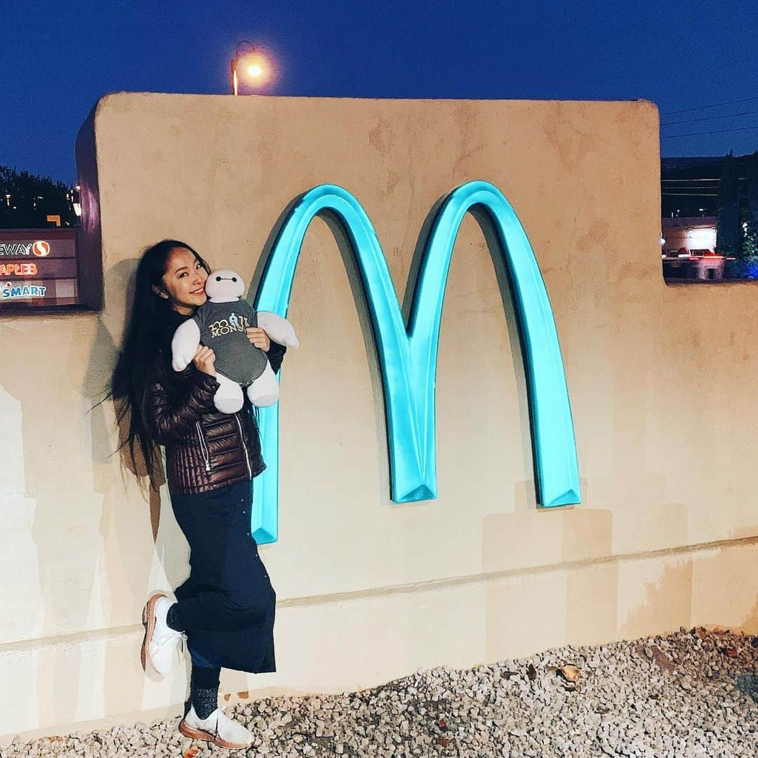 橘田いずみのインスタグラム：「The only blue Macdonald in the world🌎  #sedona  #macdonalds🍟」