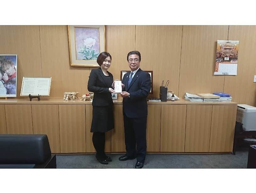 栗原祐太のインスタグラム：「【KYUSチャリティーコインケースの御礼】 台風によりかなりの被害を受けた長野県に少しでも何か出来ないかと思い皆様のお力をお借りして企画を実施致しました。 本当に一人のチカラでは何もできませんが皆様のありがたすぎる気持ちのおかげでこの度12月19日木曜日に長野県千曲市にありますステーキワン様ご協力のもと千曲市長の岡田様に義援金をお渡しすることができました。  ご協力頂いた皆様本当にありがとうございます！  実際被害を受けた地域は福島や長野県の他の地域にもたくさんありそこまで何もできなかったことに力不足を感じますが一度縁のあった千曲市に微力ながらでも何か出来ればと思っていたところ皆様のおかげで実現することができましたことここに報告致します。  これからももっともっと精進致します。  栗原祐太 《義援金合計金額》 82000円」