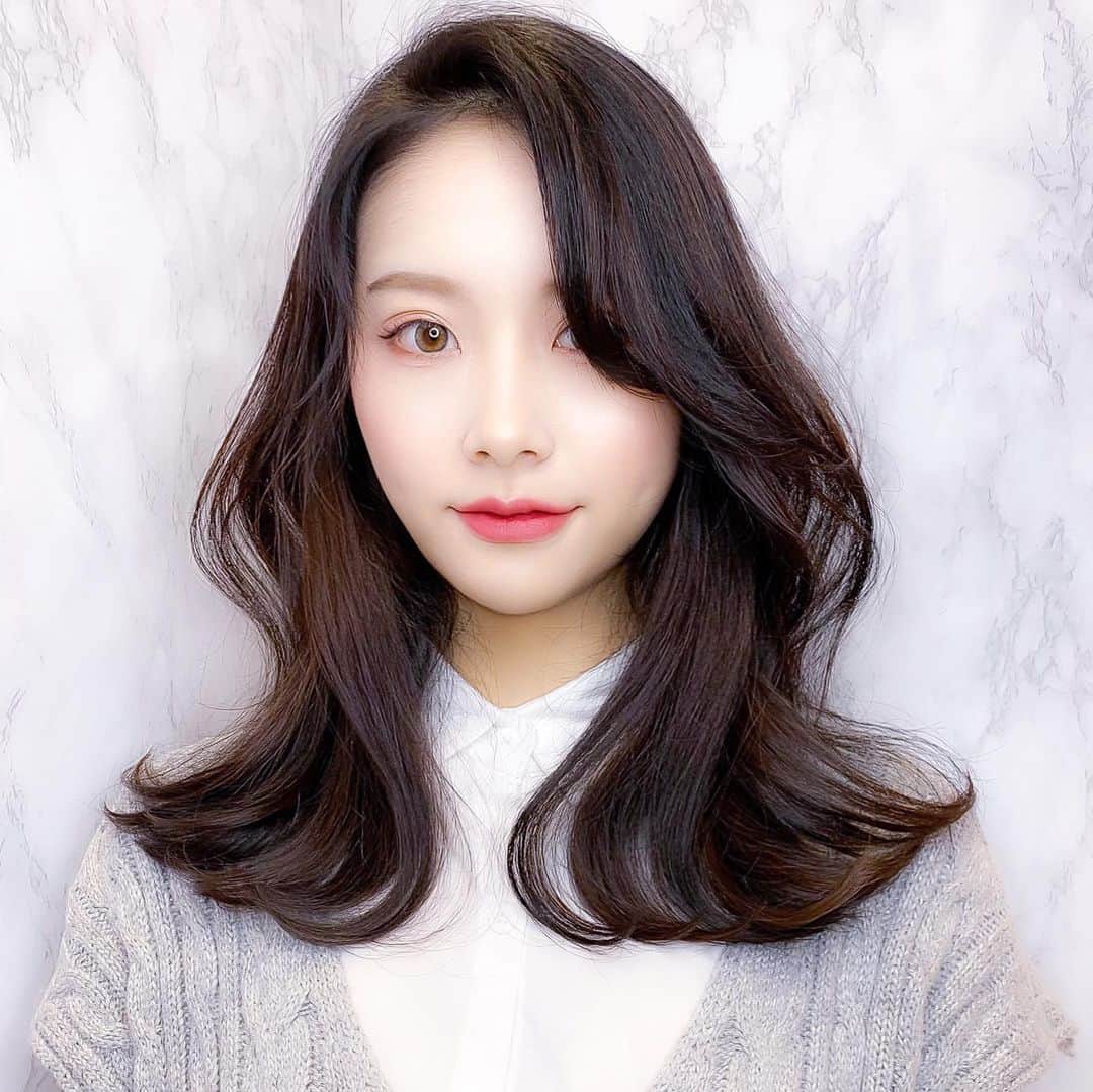 原涼香のインスタグラム：「トレンドオルチャンhair🇰🇷✨ 『 medium  layer cut ❤︎ 』 韓国や中国でもトレンドなスタイル💞 ㅤㅤㅤㅤㅤㅤㅤㅤㅤㅤㅤㅤㅤ」