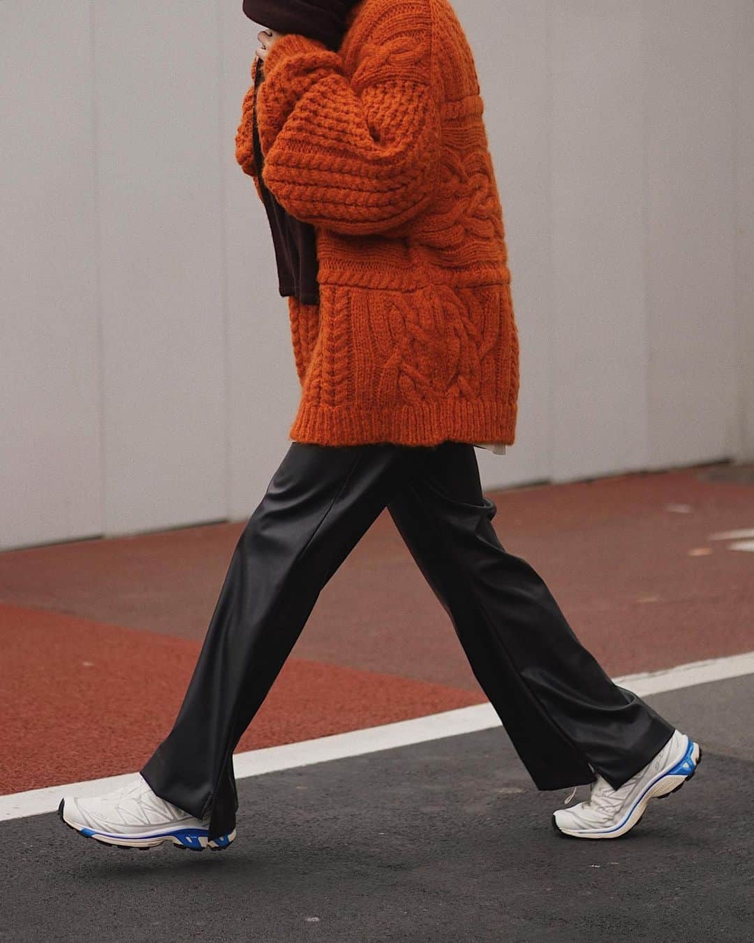 Ryoさんのインスタグラム写真 - (RyoInstagram)「ㅤㅤㅤㅤㅤㅤㅤㅤㅤㅤㅤㅤㅤ オレンジに足元のブルー。この配色が好み😊🍊 ㅤㅤㅤㅤㅤㅤㅤㅤㅤㅤㅤㅤㅤ  knit:#maisoneureka shirt:#graphpaper pants:#ryotakashima shoes:#salomonadvanced muffler:#yoketokyo」12月23日 11時58分 - ryo__takashima
