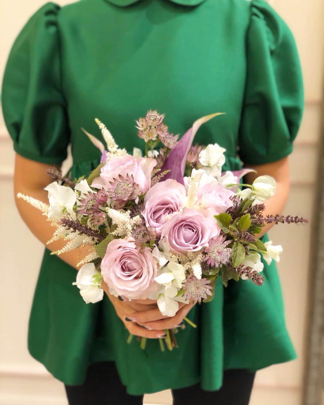 FioreBiancaさんのインスタグラム写真 - (FioreBiancaInstagram)「12/22(日)Fiore Bianca大阪店で 開催したイベントにお越し頂いた皆様、 誠にありがとうございました * イベントでは花嫁様のイメージや 選ばれたドレスに合わせて only oneのブーケを @riring_design に 束ねて頂きました💐 ブーケがあることでご試着中も ドレスイメージがぐっと深まるのもイベントならでは * イベントの様子は ストーリーハイライト“イベント&フェア” また、HPのブログでもイベントレポートを お届け致しますのでお楽しみに！ * #fiorebianca #fiorebianca_wedding  #wedding #weddingbouquet  #weddingdress #colordress #フィオーレビアンカ #ウェディングブーケ #ウェディングドレス #カラードレス #花嫁イベント #ドレス試着」12月23日 12時10分 - fiorebianca_wedding
