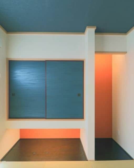 Jyutaku Kenwaさんのインスタグラム写真 - (Jyutaku KenwaInstagram)「✾あなたらしい暮らし方、目指すライフスタイル✾ ･ ･  床の間のオレンジの壁と襖のブルーのモダンな組み合わせ✾ 「和」の空間を自分らしくかっこよくする✨ ･ ･ 家づくりの資料請求はこちら @request.kenwa ･ ･ #soramado  #ソラマド #kenwa #建和住宅  #ケンワスタイル  #下関 #山口 #開放感 #家族  #お洒落に暮らす  #自分だけの空間 #暮らしのアイデア  #中庭のある家  #ソラマドキッチン  #工務店 #家づくり #家族 #ウッドデッキ  #マイホーム #モデルハウス #自然素材の家  #キッチン #デザイン #おしゃれ #梁  #木の家  #新築 #自由設計 #住宅デザイン  #暮らし」12月23日 12時10分 - kenwa_style