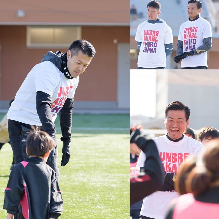 橋本英郎さんのインスタグラム写真 - (橋本英郎Instagram)「【広島県豪雨災害支援チャリティーサッカー教室】 ． 12月15日日曜日にチャリティーサッカー教室を佐藤寿人と主催する形で開催しました。 ． サンフレッチェ広島に元所属した選手や現在サンフレッチェの選手も参加してくれました。 ． 今回も様々な企業様にご協賛頂きありがとうございました！ ． サッカー教室開催費用、費用以外全ての支援金を広島県の豪雨災害義援金に寄付させて頂きました。 ． プロ選手、元選手とただ交流するだけでなく、ボール回し（ロンド）、シュート練習、ゲーム形式と本格的なトレーニングを取り入れて子どもたちに持てる技術、考え方を伝えました！ ． 選手の子どもたちにむける真剣さ、ゲーム形式の中では負けず嫌いな部分もみられ、去年同様凄かったです。 ． 楽しく、笑顔の溢れる時間になりました！ ． 参加選手だけでなく、グッズ協賛してくれた選手の皆さんも本当にありがとうございました！ ． 『広島県義援金』 ． https://www.pref.hiroshima.lg.jp/soshiki/50/30gien-1.html ． #チャリティーサッカー教室  #広島豪雨災害復興支援イベント  #佐藤寿人  #橋本英郎  #友達なし  #参加  #柴崎貴広  #毎年ありがとう  #千葉ちゃん最高」12月23日 12時15分 - hideohashimoto