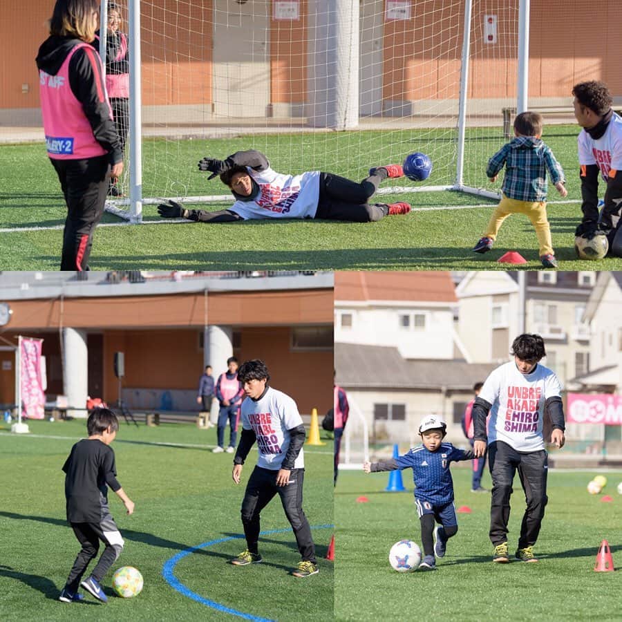 橋本英郎のインスタグラム：「【広島県豪雨災害支援チャリティーサッカー教室】 ． 12月15日日曜日にチャリティーサッカー教室を佐藤寿人と主催する形で開催しました。 ． サンフレッチェ広島に元所属した選手や現在サンフレッチェの選手も参加してくれました。 ． 今回も様々な企業様にご協賛頂きありがとうございました！ ． サッカー教室開催費用、費用以外全ての支援金を広島県の豪雨災害義援金に寄付させて頂きました。 ． プロ選手、元選手とただ交流するだけでなく、ボール回し（ロンド）、シュート練習、ゲーム形式と本格的なトレーニングを取り入れて子どもたちに持てる技術、考え方を伝えました！ ． 選手の子どもたちにむける真剣さ、ゲーム形式の中では負けず嫌いな部分もみられ、去年同様凄かったです。 ． 楽しく、笑顔の溢れる時間になりました！ ． 参加選手だけでなく、グッズ協賛してくれた選手の皆さんも本当にありがとうございました！ ． 『広島県義援金』 ． https://www.pref.hiroshima.lg.jp/soshiki/50/30gien-1.html ． #チャリティーサッカー教室  #広島豪雨災害復興支援イベント  #佐藤寿人  #橋本英郎  #友達なし  #参加  #柴崎貴広  #毎年ありがとう  #千葉ちゃん最高」