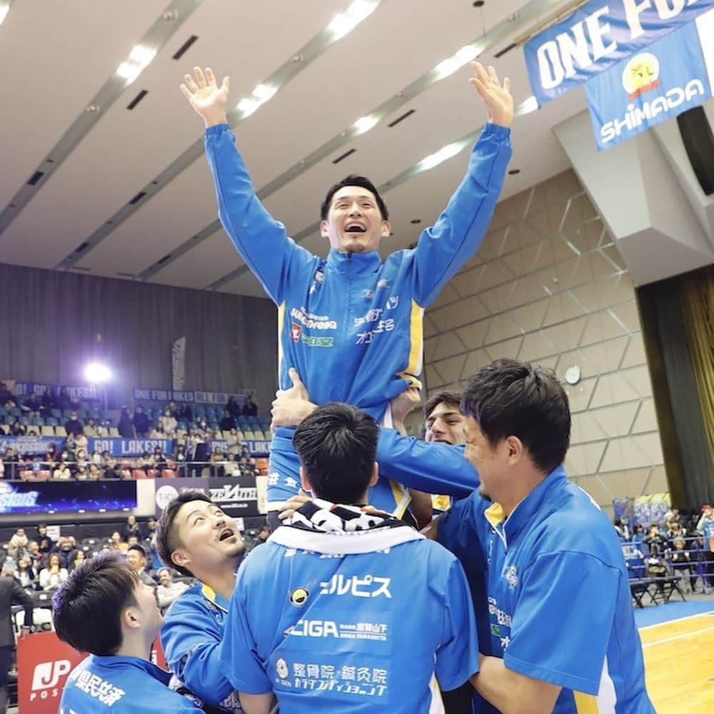 伊藤大司のインスタグラム：「2019.12.22 33歳になりました。 チームも勝ったし、会場でもお祝いしてもらい素晴らしい日になりました。 ありがとうございました！！ 33歳になっても変わらず1日1日を大切に過ごして行きたいと思います。  #滋賀レイクスターズ #shigalakestars  #birthday #33」