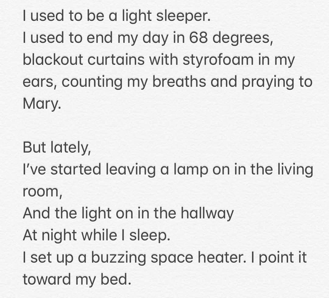 エミリー・キニーさんのインスタグラム写真 - (エミリー・キニーInstagram)「#planepoetry 🚀 Light Sleeper by me 😴🙃」12月23日 12時23分 - emmykinney