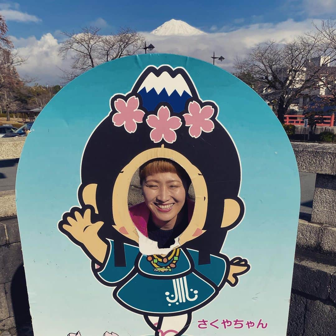 丸山桂里奈さんのインスタグラム写真 - (丸山桂里奈Instagram)「富士山が頭の上からそそりたち 先っぽだけ見えています。 あー縁起をいただき私は身体が ほぼ溶けました🙋‍♀️ そして、今日は矢田亜希子さん のお誕生日です🎂🎉 特別に良き日にできるように私 も元気にいます。 矢田さん、おめでとうございま す❤️出会いに感謝。  #静岡なう #富士山がほぼ雲ヨリ #静岡の彼氏を思い出す土地 #幸せになってください #私も幸せになります #顔ハメのタイミングで寝る私 #タイミングが良すぎてこれまた縁起 #足裏全てから縁起を感じます #あいらぶ静岡 #矢田さんおめでとうございます #今日は矢田さんの日 #だいすきな人 #いい一日にします #いい意味で #インスタバエ」12月23日 12時36分 - karinamaruyama