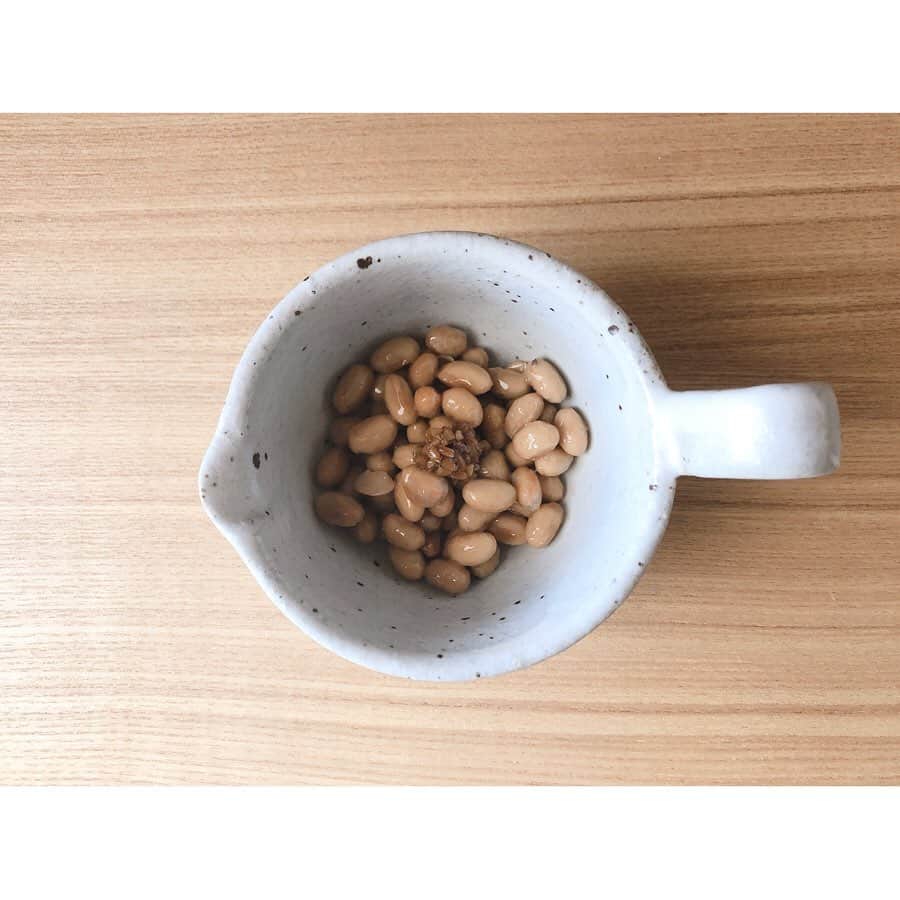 竹中友紀子さんのインスタグラム写真 - (竹中友紀子Instagram)「#発酵生活  自家製納豆×自家製醤油麹 最近、発酵食×発酵食の組み合わせをいろいろ楽しんでいます。 こちらはその中でも定番の組み合わせ。 写真2は発酵前の大豆 写真3は完成した納豆 KAMOSICOに茹でた大豆と納豆菌もしくは種になる納豆を入れて45℃にセットして48時間おくだけ^ ^ 容器は納豆専用にしているので、よく見ると「納豆」というシールが貼ってあります。」12月23日 12時46分 - yukikotakenaka_official