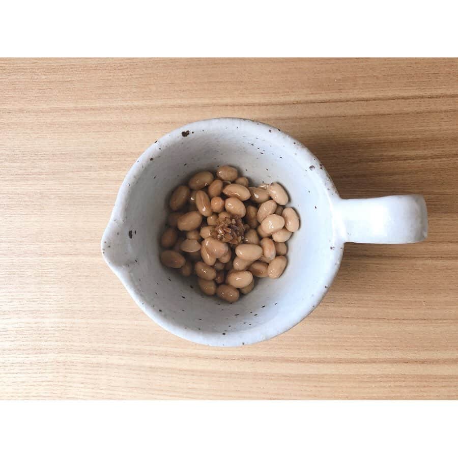 竹中友紀子のインスタグラム：「#発酵生活  自家製納豆×自家製醤油麹 最近、発酵食×発酵食の組み合わせをいろいろ楽しんでいます。 こちらはその中でも定番の組み合わせ。 写真2は発酵前の大豆 写真3は完成した納豆 KAMOSICOに茹でた大豆と納豆菌もしくは種になる納豆を入れて45℃にセットして48時間おくだけ^ ^ 容器は納豆専用にしているので、よく見ると「納豆」というシールが貼ってあります。」