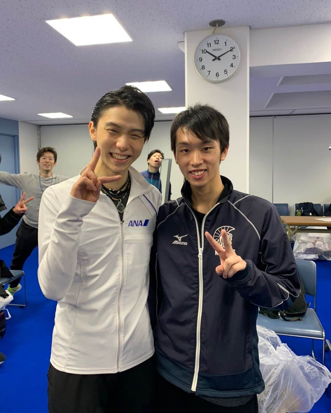 羽生結弦さんのインスタグラム写真 - (羽生結弦Instagram)「須本くんのTwitterより💫 ＂初めて羽生くんと！！！ やっと同じ試合に出られることができてすごく嬉しかったです！！！！！＂ ㅤㅤㅤㅤㅤㅤㅤㅤㅤㅤㅤ 背後ｗｗｗ 須本くん良かったねぇ🥰 #羽生結弦 #yuzuruhanyu #須本光希 #mitsukisumoto #figureskating #figureskater」12月23日 12時40分 - yuzu_kanami