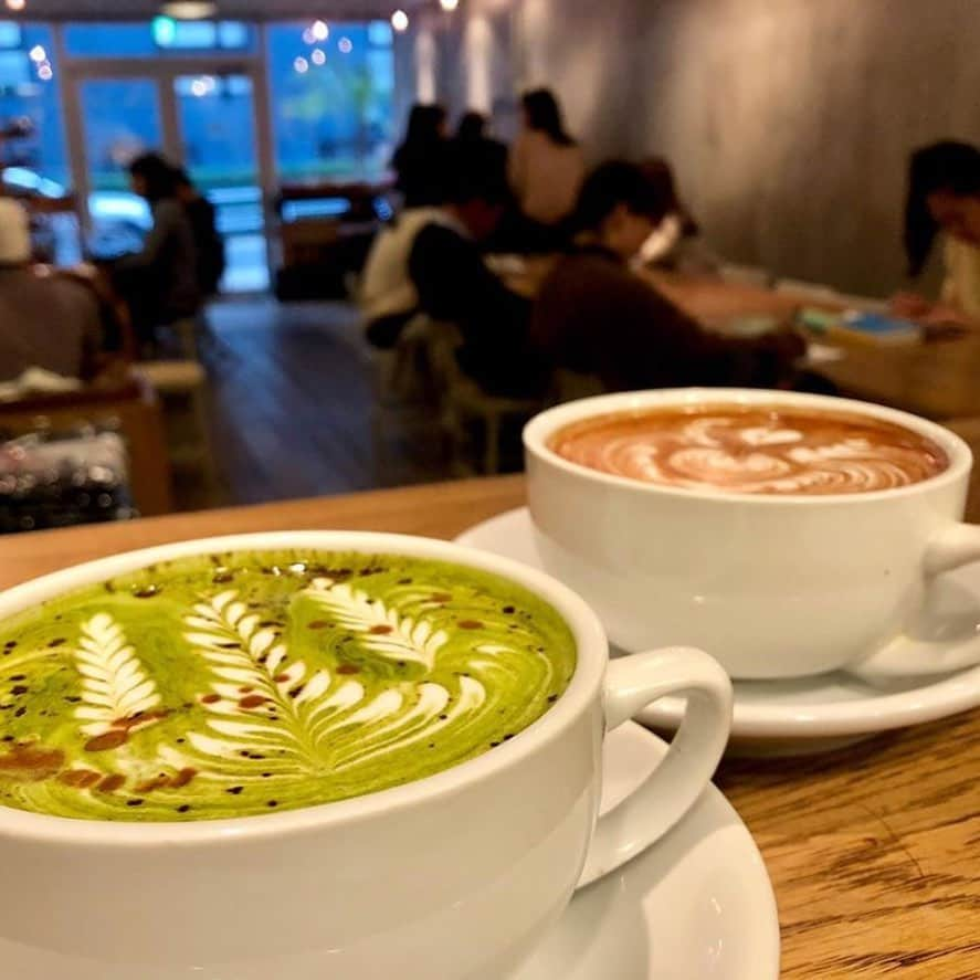 アーモンド・ブリーズさんのインスタグラム写真 - (アーモンド・ブリーズInstagram)「STREAMER COFFEE COMPANYのミリタリーラテ (グリーンティーラテ) とホワイトヘーゼルナッツアーモンドミルクラテ☕✨ . アーモンドミルクを使ったコーヒーはクリーミーでありながらスッキリとした口当たり🌿 . きめ細かな泡立ちでラテ・アートも楽しめます🐾 . . #ブルーダイヤモンドアーモンド #アーモンドブリーズ #アーモンドミルク #productofcalifornia #madewithcaliforniaalmonds #bluediamondgrowers#almondbreeze #bluediamondalmonds #アーモンド#コーヒー好き#カフェタイム#朝のコーヒー#コーヒーの風景#大人のコーヒー#コーヒーのある朝#コーヒーのある暮らし#渋谷カフェ #ストリーマーコーヒー#streamercoffeecompany #streamercoffeecompany」12月23日 12時40分 - bluediamondalmondsjp