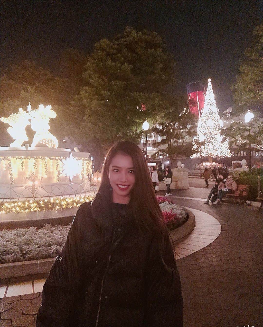 のインスタグラム：「お仕事終わりに思い立って急に夢の国🎄✨✨✨今月お仕事みっちり過ぎて久しぶりの現実逃避時間🎅ただただ何も考えずに夢の国に浸る...夢の国って何歳になっても夢の国ですね👍 クリスマスバージョンで、イルミネーションとっても綺麗なのに、写メではあんまり伝わらなくって残念😣💦 #disneysea #イルミネーション #xmasバージョン #アフター6 #happy #夢の国 #現実逃避」