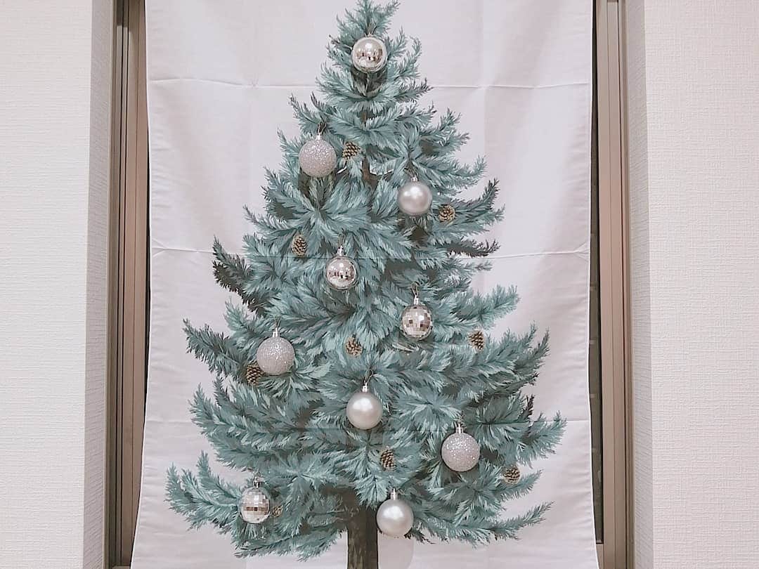 momoさんのインスタグラム写真 - (momoInstagram)「もうすぐ#クリスマス 🎄✨ 以前あったツリーは大きすぎて収納も困るし、ポロポロくずが落ちるのも埃かぶるのも嫌で処分したから、今年は小ぶりの#ブランチツリー と#クリスマスツリータペストリー にしたよ🧚❤️ ・ 先週 @amuoita_official にイルミネーション見に行ったらもうクリスマス用品が半額とかになってて、#タペストリー は#TOMOEYA @tomoeya_amu でGET⭐ ・ 以前のツリーにつけてた飾りをピンセットでつけて明り取りの小窓に突っ張り棒でつけた！！ ・ 保管に場所とらないし、さっと出せてさっと片付けられて子ども達も喜んでたし来年もこれでいく😘💕 ・ クッションや小物をちょっとだけ冬仕様にして、ストーリーズにもあるいつもの雲のラグは晴が毛を掴んじゃうから毛足の短い円形ラグに変更した🤔 可愛いくないけどしゃーない😒😒😒 (ストーリーズのハイライト、HOMEに家のことは載せてます) ・ シーズンものは安いときに買うのもアリ💕 きっとまた安くなるから、来年用にもう少し買い足したい！！！ アミュのFrancfrancもniko andもクリスマス用品安くなってたよ！！！ ・ ・ #アミュプラザ大分#アミュプラザおおいた#大分#oita#大分駅#別府#おんせん県#マイホーム#home#インテリア#ホワイトインテリア#LDK#クリスマスインテリア#クリスマスツリー#christmas#シンプルライフ#シンプルな暮らし#シンプルホーム」12月23日 13時04分 - m.o.m.o.k