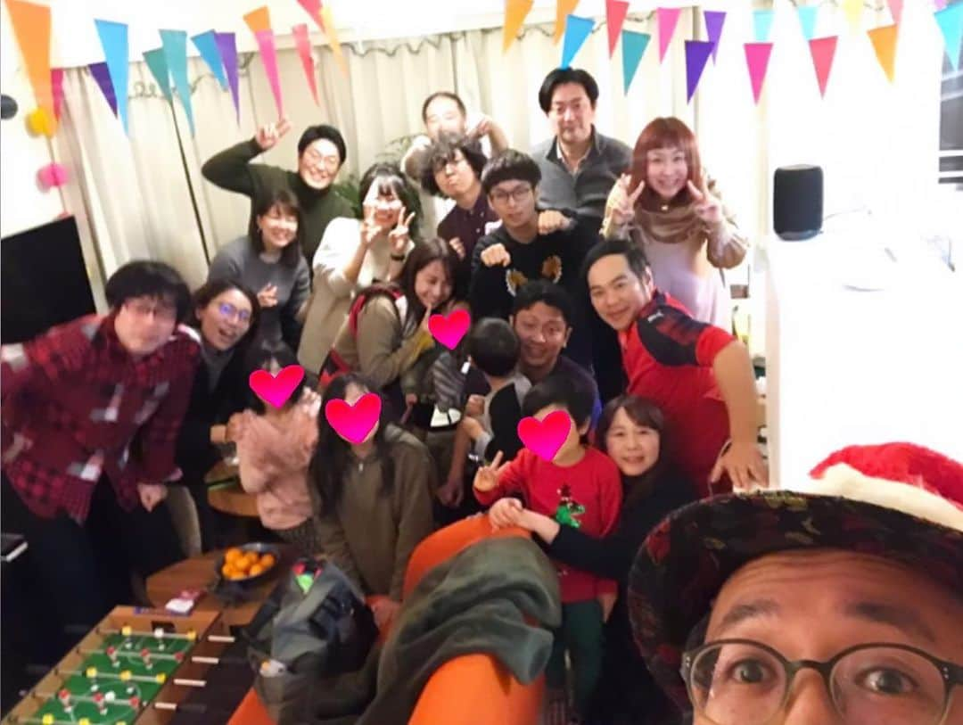 鈴木あきえさんのインスタグラム写真 - (鈴木あきえInstagram)「#クリスマス会 #忘年会 シーズンですねぇ〜🎄🎁✨💓 私も 各所で 忘年しております✨  先日は、 以前レギュラーでずっとお世話になっていた TOKYO FM 『世界征服ラヂヲ』メンバーと💚❤️ 恒例の FROGMANさん邸へ🏡  数年前から 徐々にキッズの数が増えていく〜👦🏻👧🏻👶🏻 番組が終わっても こうして仲良くさせていただけるのは嬉しいですね💓  楽しい宴でした❤️❤️❤️ #世界征服ラヂヲ #FROGMANさん #鷹の爪団 #出雲阿国さん #BKBさん #ヒィーアッ #クリスマス会兼忘年会 #年末ですね #体調管理と体重管理しないとなぁ笑」12月23日 12時59分 - akiesuzuki0312