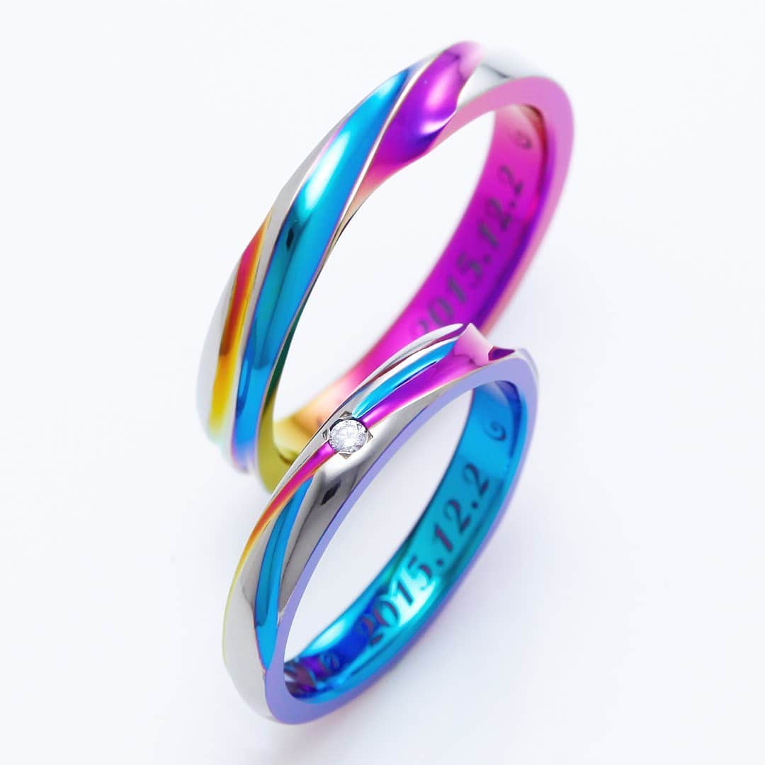 SORA ≪SORA表参道の公式アカウント≫さんのインスタグラム写真 - (SORA ≪SORA表参道の公式アカウント≫Instagram)「. 毎日身に着ける指輪だから、眺めるたびに気分が上がるものにしたい♪  指輪全周に様々な色を楽しめる、ダイナミックなデザインに仕上げました。 . ぜひ『#結婚指輪sora 』のハッシュタグで SORAの写真を投稿してくださいね！ こちらのアカウントでリグラムさせていただきます♪ . #結婚指輪 #婚約指輪 #表参道 #金属アレルギー #金属アレルギー対応 #レアメタル #鍛造  #手作り #手作り指輪 #マリッジリング #エンゲージリング #ブライダル #ウェディング #プレ花嫁 #クリエィティブ #デザイン #個性的 #bridal #wedding #jewelry #ring #weddingring #creative #design #japaneseart #madeinjapan」12月23日 13時00分 - sora_omotesando
