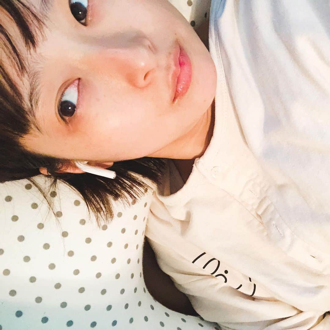 松本亜希のインスタグラム：「今日は旦那さんが出張で夜まで居ないので家事サボり中🐭 きなりんお昼寝してるから一緒にお昼寝🥱 お昼ご飯は出前だし、大好きなYouTubeをずっと見てる▶︎▷▶︎▷▶︎❣️ . #はじめしゃちょーの畑#東海オンエア#水溜りボンド#スカイピース#胎教はYouTubeでした#きなりんYouTuberになるかな#洗濯だけはする」