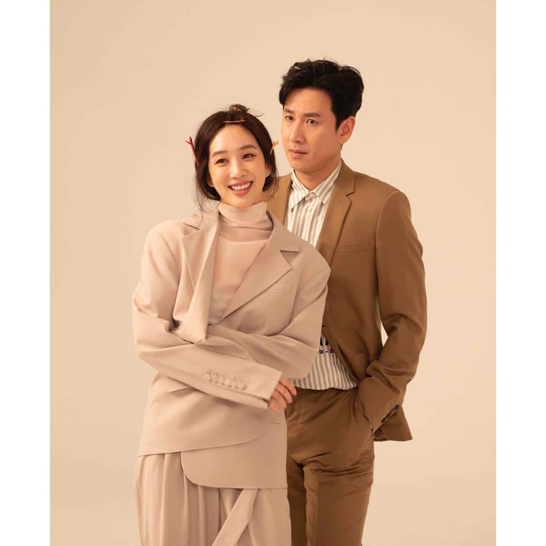 チョン・リョウォンのインスタグラム：「. elle 화보 behind cuts- 티키타카 이선웅 & 차명주. 오늘 9:30 jtbc에서 만나요!」