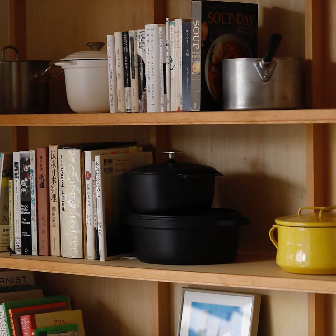 パナソニックのすむすむ さんのインスタグラム写真 - (パナソニックのすむすむ Instagram)「暮らしの小道具で、キッチン空間を彩る。 . 住まい全体をリフォームし、住まい方や空間の使い方を一から見直したスープ作家の有賀薫さん。 . 日々のスープ作りの中で、どんどん増えていったという鍋のコレクション。有賀さんはリフォーム後、鍋や調理器具で、“飾って楽しむ”空間づくりを実現しています。色々な大きさや形のお鍋も、キッチンの棚のブックエンドにすれば、鍋を飾りながら本も整理できて”一鍋二役”。いつも使うものはミニマムにまとめ、すぐに取り出せる場所に収納。 . キッチン周りの動線をシンプルにすることは、料理を快適にするポイントです。 . #マンションリノベーション #キッチン収納 #空間デザイン #おしゃれな家 #マンション暮らし #有賀薫 #パナソニック #リノベーション #panasonic #パナソニックリフォーム」12月23日 13時14分 - sumai_panasonic