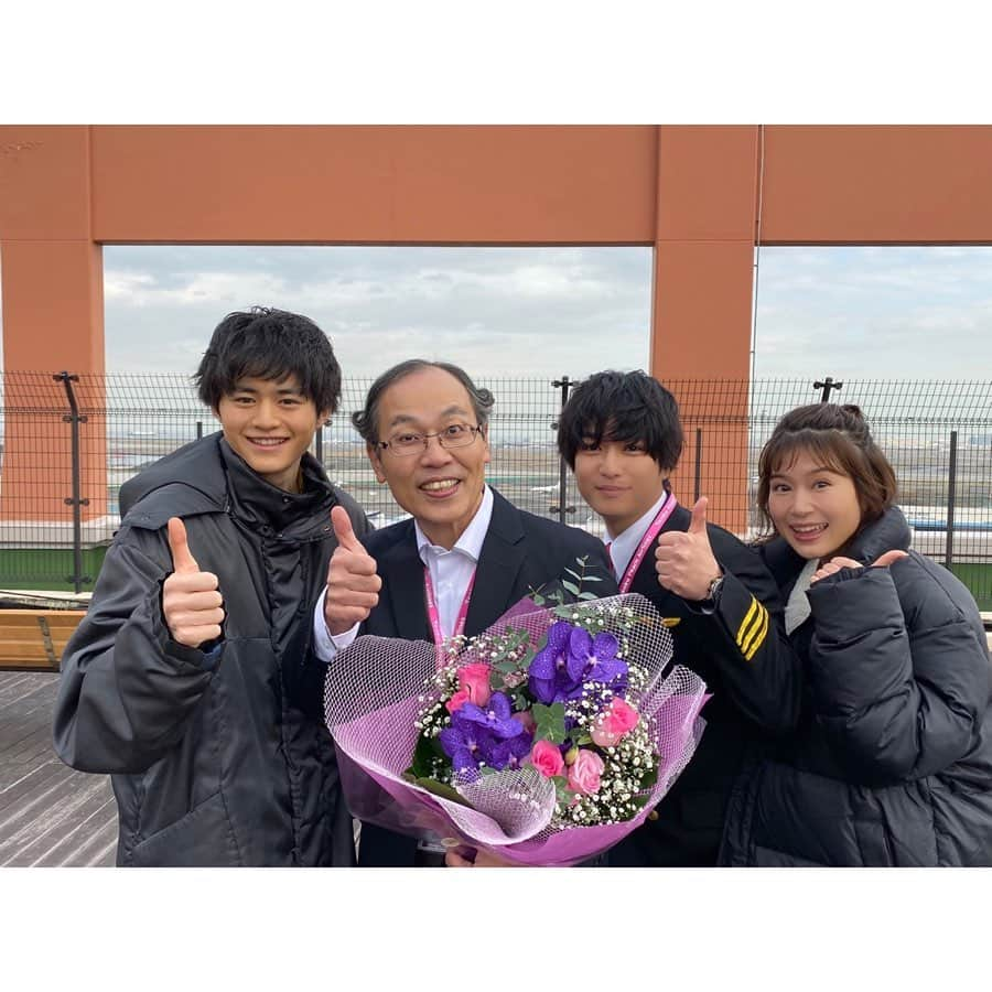 テレビ朝日「おっさんずラブ」さんのインスタグラム写真 - (テレビ朝日「おっさんずラブ」Instagram)「﻿ ／﻿ #烏丸孫三郎 役 正名僕蔵さん﻿ クランクアップ💐﻿ ＼﻿ ﻿ #ディスパッチャー烏丸﻿ #クランクアップ記念に﻿ #渾身のディスパッチを披露✨﻿ #みなさんもご一緒に✨﻿ #ディスパーッチ👍﻿ #お疲れ様でした😊﻿ #正名僕蔵﻿ #おっさんずラブ in the sky✈️ ﻿ #ThankYouForLastFlight❄️﻿ #ゆく年くる年SP前編﻿ #今夜24時配信なり🎅」12月23日 13時15分 - ossanslove