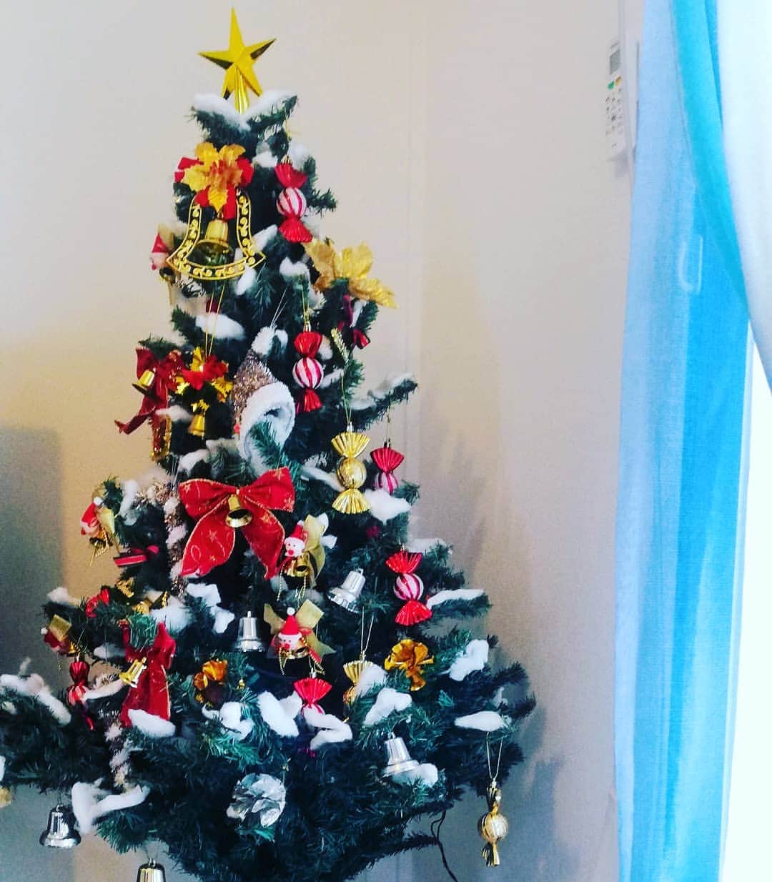 REIKAさんのインスタグラム写真 - (REIKAInstagram)「. リビングの大きなクリスマスツリー🎄✨ 今年も沢山オーナメント飾ったよ❤ クロモバージョンはストーリーご覧下さい😻🐾 . Christmas tree in my living room🎄✨ I decorated a lot of ornaments❤ . . . . #クリスマス #xmas #christmas #merrychristmas #snowflake #snowman #インテリア #ツリー #christmastree #クリスマスツリー #オーナメント」12月23日 13時19分 - reika_japan