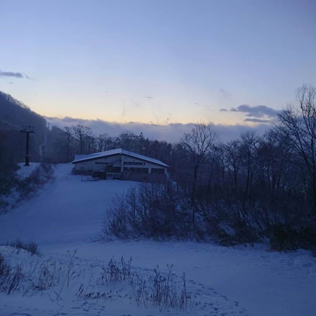 栂池高原スキー場さんのインスタグラム写真 - (栂池高原スキー場Instagram)「ＴＧＫレポートです！ 天候晴れ、気温 0℃、風速 5m、積雪 31cmです！ 新たな降雪 5cm 滑走可能コースは、ハンの木ゲレンデ上部です！ #tsugaikekogen  #tsugaike  #栂池高原スキー場」12月23日 13時29分 - tsugaike_kogen