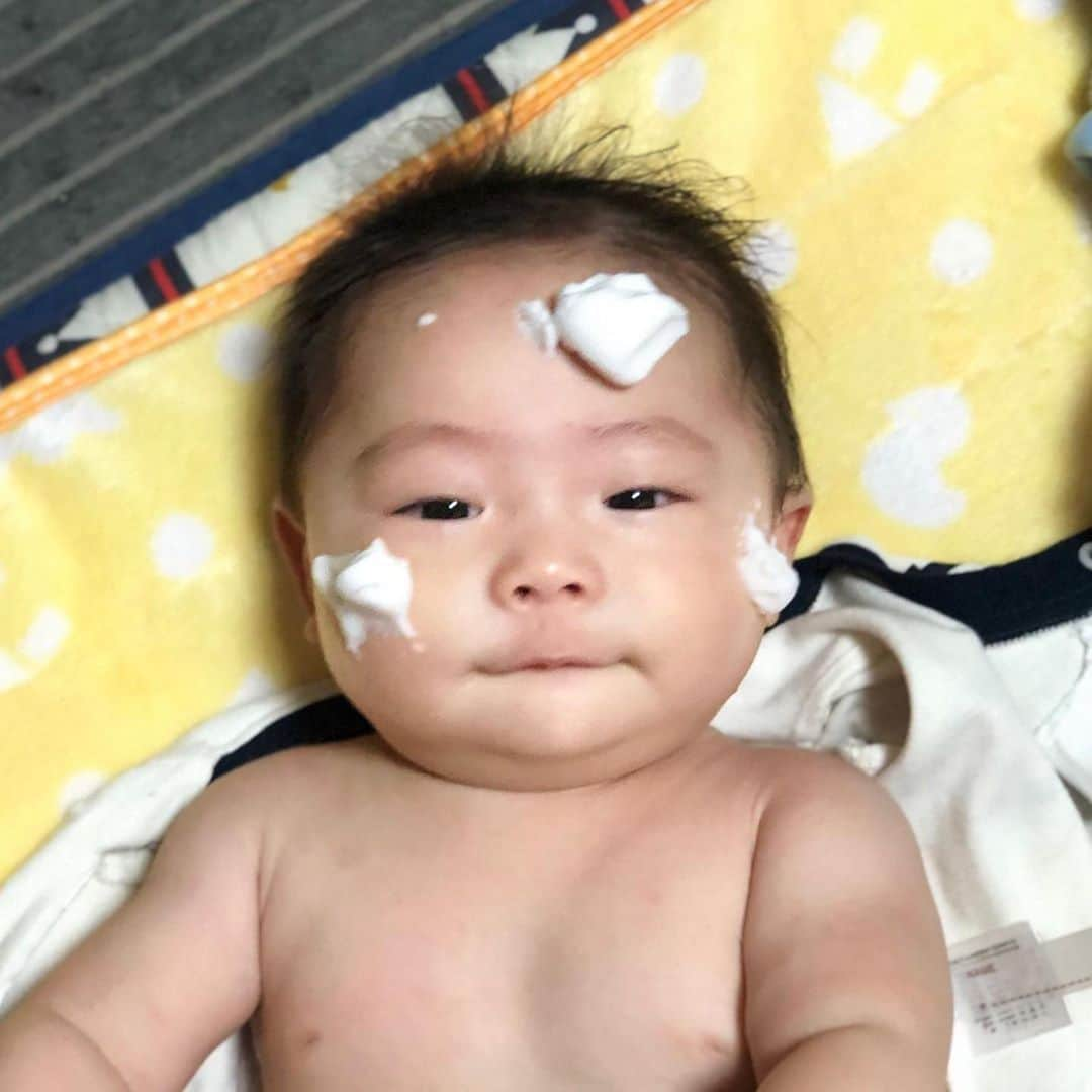 Fam's Baby ファムズベビーさんのインスタグラム写真 - (Fam's Baby ファムズベビーInstagram)「なるべくステロイドは使いたくないですよね😢 結局使用を繰り返す事が多いので続けていくのもいかがなものかな…そんなママさん多いと思います。 ・ ・ #アトピーっ子 #乳児湿疹対策 に ・ 是非一度お試しください☁️✨ ・ ・ #ベビースキンケア#令和ベビー#令和ベビーママ#ステロイド治療中#バリアケア#男の子ママあるある ・ #Repost @ayapopopo4 ・・・ 5ヶ月になってから急に出てきた乳児湿疹。 病院で処方されるのはステロイド… 塗っている間は良くなるものの やめるとまた出てくる。 ずっとステロイドを塗り続けるのもな〜って探してやっといいものに出会えました♡  #ファムズベビー  濃密泡で塗った途端しっとり！ ベタつきもしないから○ 真っ赤っかなお顔もツルツル真っ白なお肌になりました💓  #乳児湿疹#赤ちゃん#0歳#6ヶ月#男の子#baby#boy#ファムズベビー#愛用中#濃密泡#すべすべお肌」12月23日 13時25分 - famsbaby